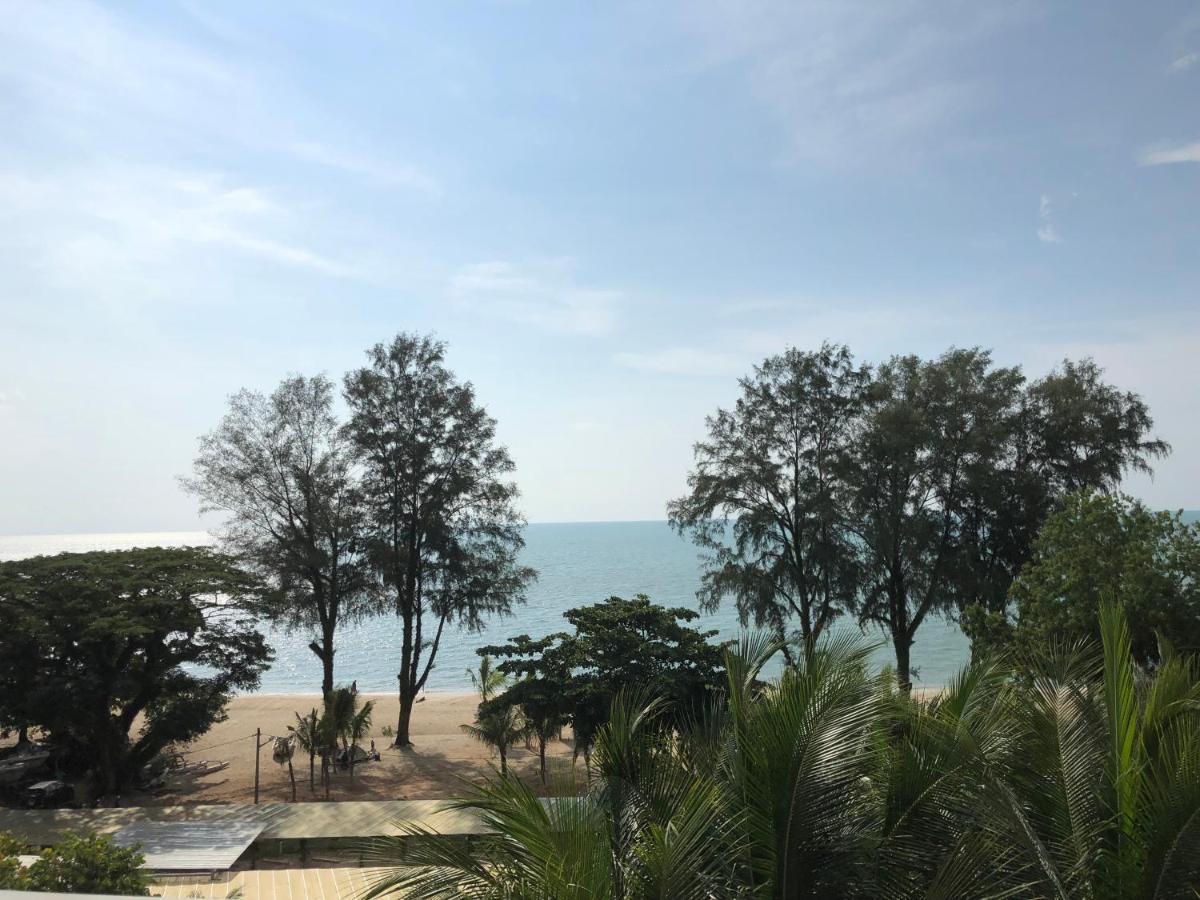 By The Sea@ Cozy Beachfront Home Batu Feringgi Buitenkant foto