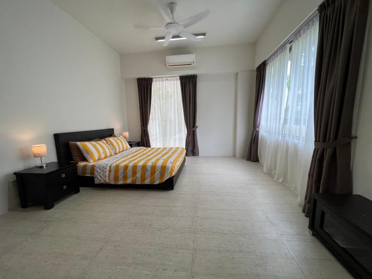 By The Sea@ Cozy Beachfront Home Batu Feringgi Buitenkant foto