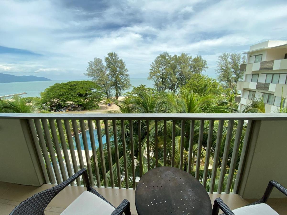 By The Sea@ Cozy Beachfront Home Batu Feringgi Buitenkant foto