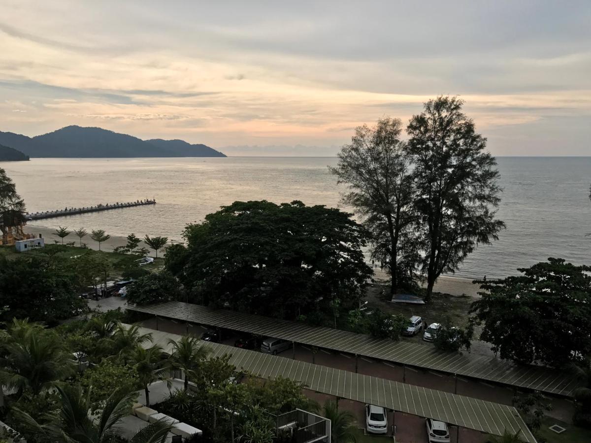 By The Sea@ Cozy Beachfront Home Batu Feringgi Buitenkant foto