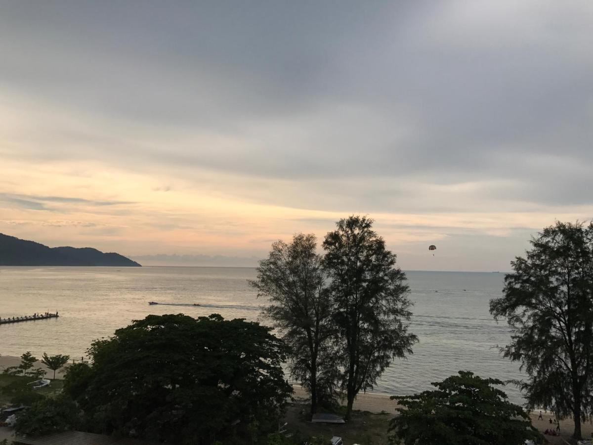 By The Sea@ Cozy Beachfront Home Batu Feringgi Buitenkant foto